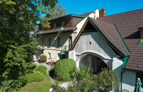 Landhaus Puchbergerhof, © Landhaus Puchbergerhof by smc Landhaus Puchbergerhof mit Garten und Bäumen im Vordergrund.