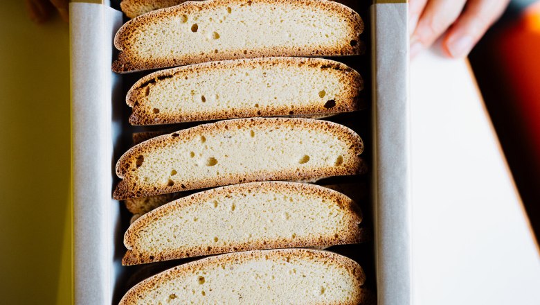 Kulinarische Reise, Reichenauer Biscuitzwieback, Konditorei Alber, Payerbach, Wiener Alpen, © Niederösterreich Werbung/Mara Hohla Herunterladen Genießen Sie die köstlichen Reichenauer Biscuitzwieback, die in der traditionsreichen Konditorei Alber hergestellt werden. Diese knusprigen Leckerbissen sind perfekt für eine kleine Auszeit in den malerischen Wiener Alpen.
