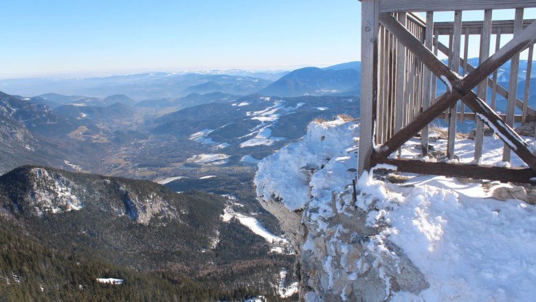 Ottohaus-Aussichtswarte im Winter, © Scharfegger´s Raxalpen Resort Winterliche Aussicht von der Ottohaus-Aussichtswarte auf verschneite Berge und Täler.