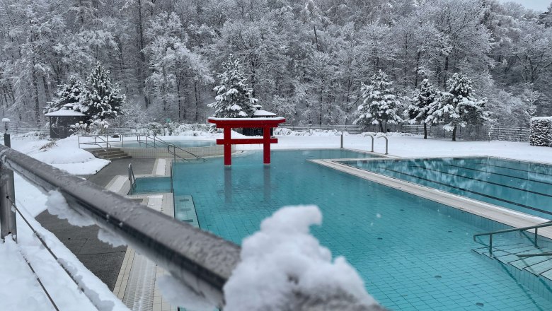 Therme Linsberg Asia im Winter, © Linsberg Asia Winterliche Therme mit schneebedecktem Außenbereich und rotem Torii.