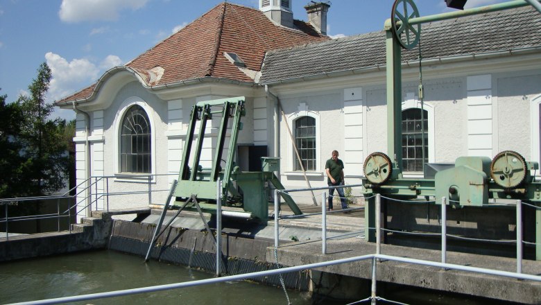 EVN Ungarfeld power plant from the outside, © EVN Exterior view of the EVN show power plant Ungarfeld with water and machines.