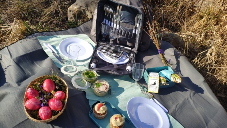 Picknick im Höllental, © Weichtalhaus - Manuela Grabherr-Gappmayer Picknickdecke mit Essen und Geschirr im Freien.