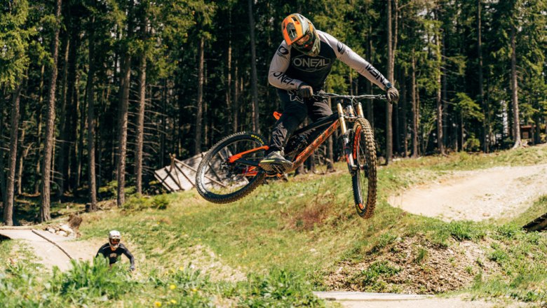 Downhill-Action im Bikepark Semmering, © Bergbahnen Semmering Downhill-Action im Bikepark Semmering, © Bergbahnen Semmering