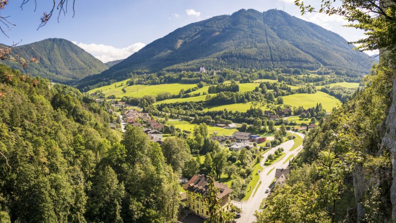 Ortsansicht, © Marktgemeinde Schottwien/Zwickl Panoramablick auf ein grünes Tal mit Bergen im Hintergrund und einem Dorf im Vordergrund.