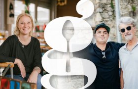 Siegl's am Markt mit Modern Brass Musiker Raoul & Raffael Herget, © Wiener Alpen/Sophie Menegaldo, Busy Shutters Drei Personen posieren für ein Foto, mit einem großen, stilisierten Buchstaben im Vordergrund.