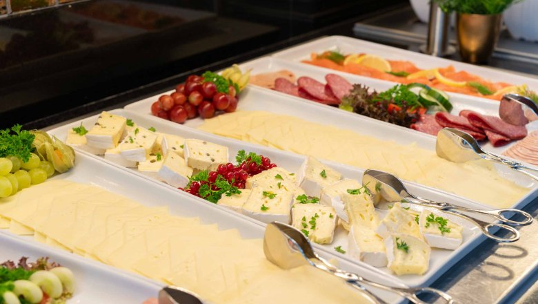 Buffet, © Plaza INN Buffet with cheese, sausage and fruit.