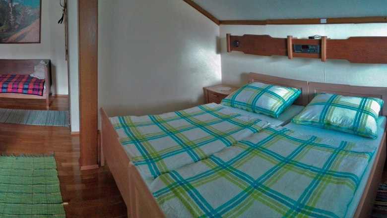 Zimmer, © Pension Kubicek Ein gemütliches Zimmer mit Doppelbett, Sofa, Tisch und Fenster.