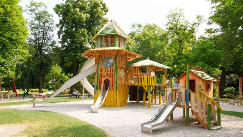 Der bunte Spielplatz im Wiener Neustädter Park, © Stadt Wiener Neustadt/Michael Weller Der bunte Spielplatz im Wiener Neustädter Park, © Stadt Wiener Neustadt/Michael Weller