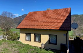 Das Häuschen Klein, © Wiener Alpen Kleines gelbes Haus mit rotem Dach in ländlicher Umgebung.
