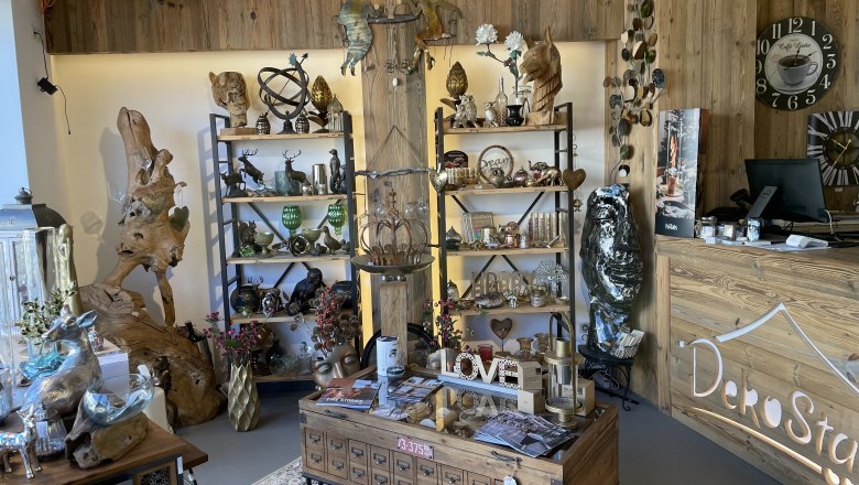 Dekostadl Pernitz, © Wiener Alpen/Katharina Lechner Innenansicht eines Dekorationsladens mit Holzregalen und verschiedenen Dekoartikeln.