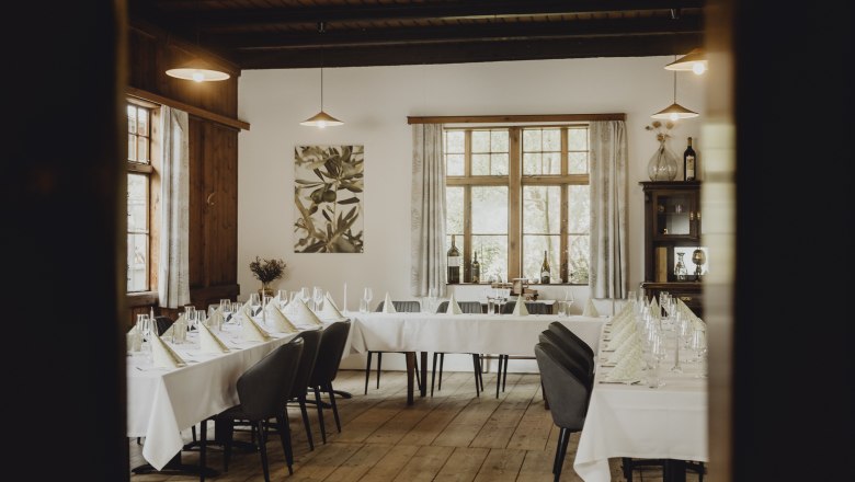 Zeitlos elegantes Interieur, © Niederösterreich Werbung/Sophie Menegaldo Elegantes Restaurant mit gedeckten Tischen und Holzboden.