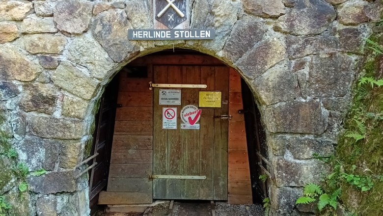 Grillenberg show mine, © Schaubergwerk Grillenberg Entrance to the Herlinde gallery with 'Glück Auf' sign.