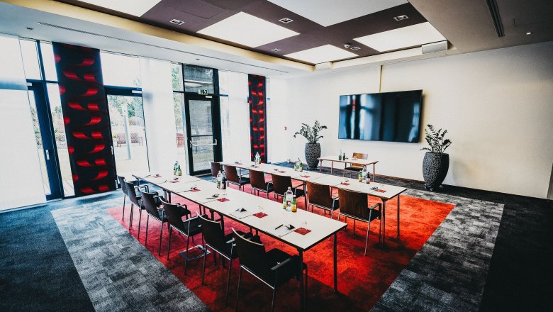 Linsberg Asia_Seminarraum, © Linsberg Asia Moderner Seminarraum mit Tischen, Stühlen und großem Bildschirm.