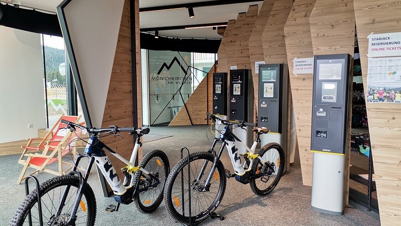 E-MTB rental at the Erlebnisalm service center, © Wiener Alpen Interior view of an e-MTB rental shop with bikes and ticket machines.