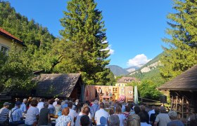 Theater in Nasswald, © TVB Semmering-Rax-Schneeberg Freilufttheater in Nasswald mit Zuschauern und Bergkulisse.