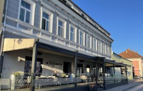 Zum Italiener, © Wiener Alpen/Lechner Außenansicht eines italienischen Restaurants mit Terrasse