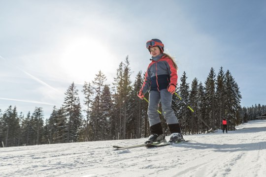 Schifahren auf der Erlebnisalm Mönichkirchen, © Schischaukel Mönichkirchen Mariensee GmbH/Fülöp Ein Kind fährt mit Skiern eine Piste hinunter