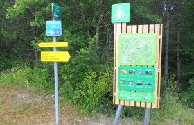 Radstartplatz-Tafel Bad Erlach, © ©Wiener Alpen Wegweiser und Informationstafel für Radfahrer in Bad Erlach, umgeben von Bäumen.
