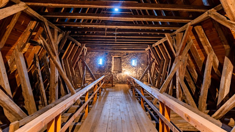 Fortified church Lichtenegg - upper floor, © Wiener Alpen, Christian Kremsl Interior view of the upper floor of the Lichtenegg fortified church with wooden beams and stone façade.