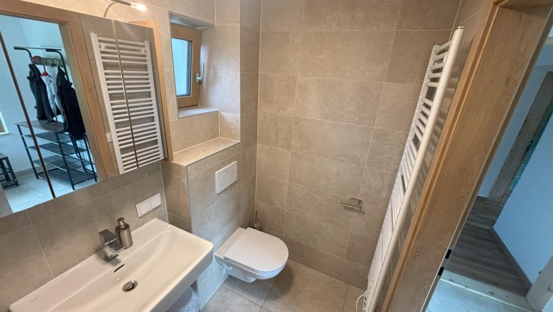 Badezimmer, © Michael Hofer Modernes Badezimmer mit Waschbecken, WC und Handtuchheizkörper.