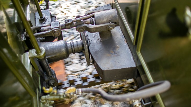 Die Schraubenkupplung des Nostalgie-Dampfzugs, © NB Zwickl Nahaufnahme einer Schraubenkupplung zwischen zwei Eisenbahnwagen.