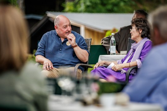 Präsidentin der Raimundgesellschaft Dany Sigel plaudert mit Festspiel-Star Rudi Roubinek, © Wiener Alpen/Christian Kremsl Präsidentin der Raimundgesellschaft Dany Sigel plaudert mit Festspiel-Star Rudi Roubinek, © Wiener Alpen/Christian Kremsl