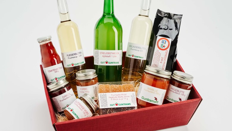 Geschenk, © Gut Guntrams Geschenkkorb mit verschiedenen Lebensmitteln von Gut Guntrams.