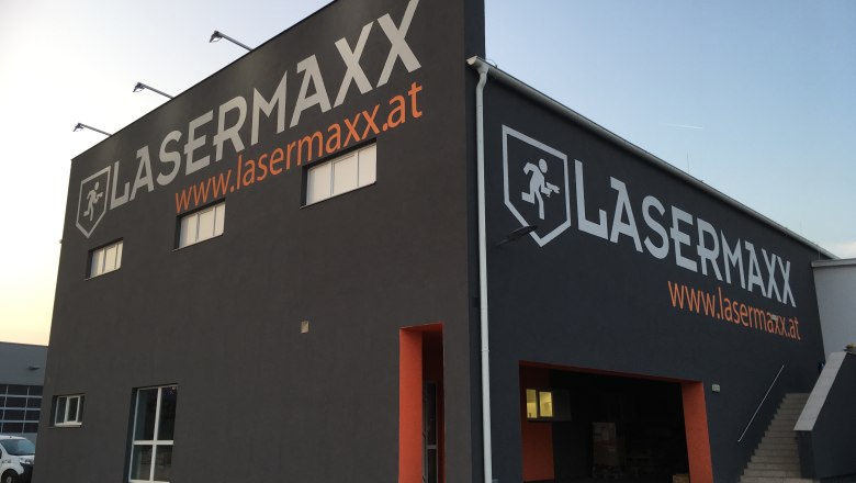 Lasermaxx front, © Suracon OG Außenansicht eines Gebäudes mit der Aufschrift 'LASERMAXX' und einer Website-Adresse.