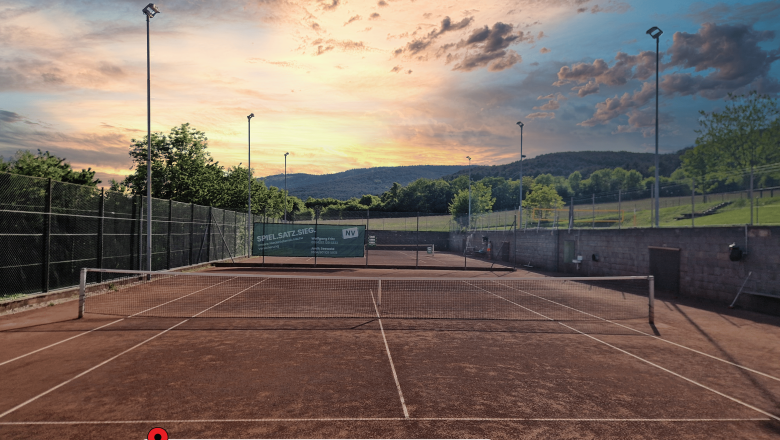 Tennisplatz - Johannesbachklamm Chalet, © Johannesbachklamm Chalet Tennisplatz bei Sonnenuntergang mit Hinweis auf Johannesbachklamm Chalet in 250 Metern Entfernung.