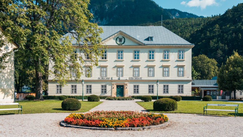 Schloss Reichenau, © Österreich Werbung/Stefan Strasser Schloss Reichenau mit Garten und Blumenbeet im Vordergrund.