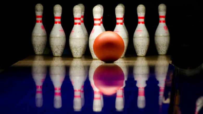 Bowling, © gemeinfrei Eine Bowlingkugel rollt auf eine Gruppe von Kegeln zu.