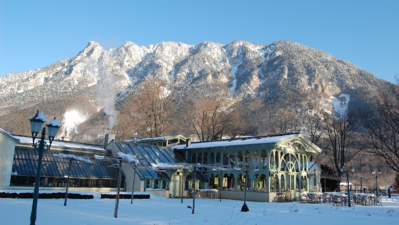 Wartholz castle nursery in winter, © Norbert Mang Wintery castle nursery Wartholz in front of a snow-covered mountain.