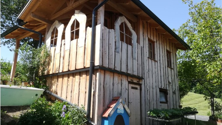 Natural garden paradise Beisteiner, © Wiener Alpen Wooden house in a natural garden with plants.
