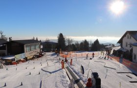 Skischule in Mönichkirchen am Wechsel, © Skischule SEISER-PFLUG am Wechsel Skischule in Mönichkirchen mit Kindern auf der Piste und Sonnenschein.