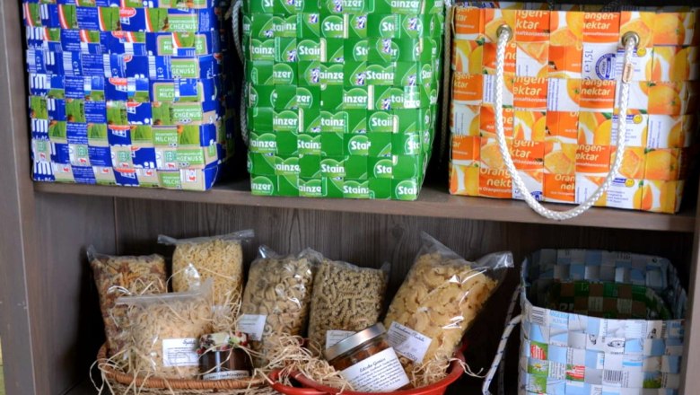 Gift baskets, © Gemeinde Schwarzenbach Shelf with woven baskets made from packaging.