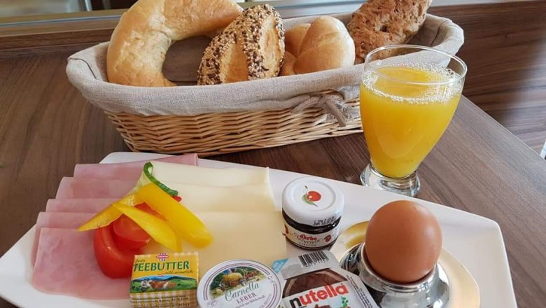 Café Dietmayer, © Dietmayer Frühstücksteller mit Brötchen, Aufschnitt, Ei und Orangensaft.