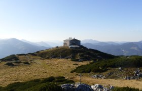 Herbst_Höllental_Rax_07, © (c)wieneralpen-www.eva-gruber.com Berghütte auf einem Hügel mit Bergpanorama im Hintergrund.