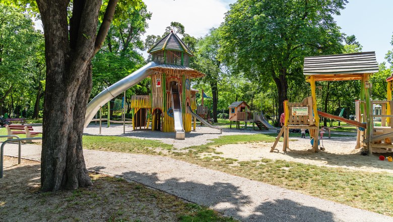 Spielplatz Stadtpark, © Wiener Alpen/Schubert Großer Kinderspielplatz mit Rutsche und Klettergerüst