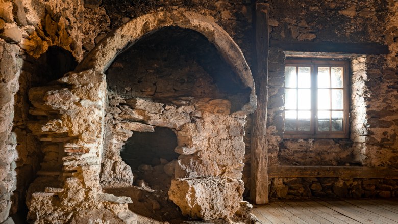 Lichtenegg fortified church - Old baking oven on the upper floor, © Wiener Alpen, Christian Kremsl Old oven in a stone room with wooden floor and window. Located in the attic of the Lichtenegg fortified church.