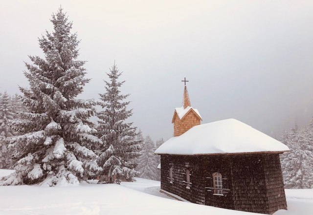 Unterberg Kirche, © Heidi Peer Eine kleine Kirche im Schnee mit Tannenbäumen im Hintergrund.