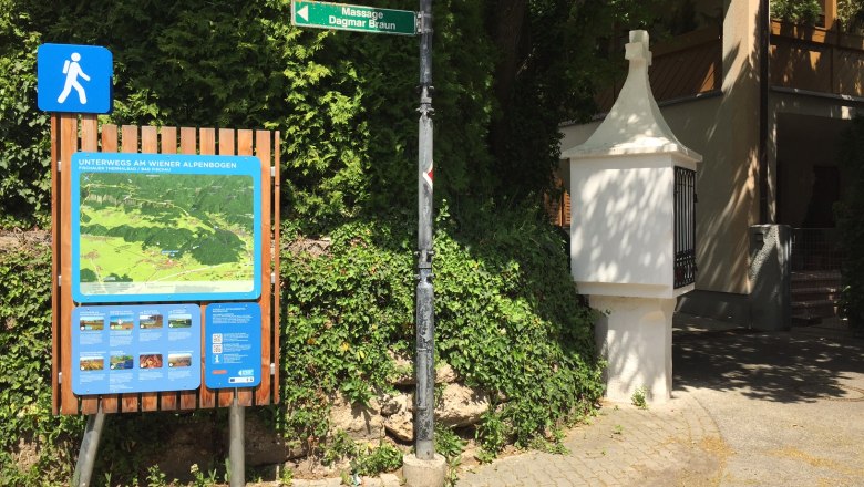 Hiking starting point Bad Fischau, © Wiener Alpen Hiking starting point in Bad Fischau with information board and signpost.
