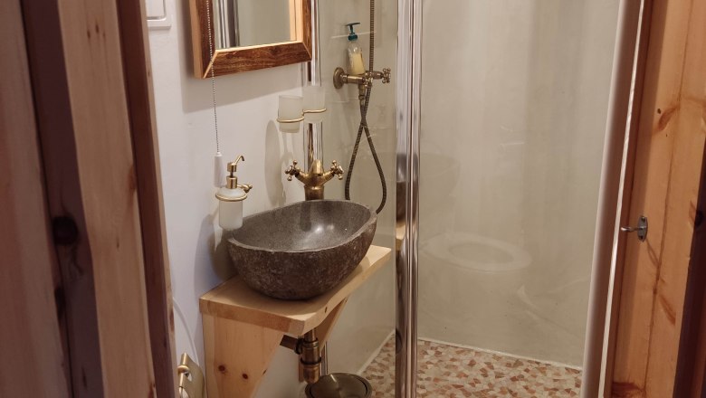 Badezimmer, © 2021 Maxsam GmbH Kleines Badezimmer mit Dusche, Waschbecken und Toilette.