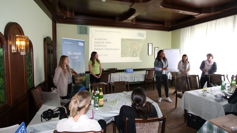 Begrüßung durch Wiener Alpen GF Mariella Klement-Kapeller, © Wiener Alpen Begrüßung durch Wiener Alpen GF Mariella Klement-Kapeller, © Wiener Alpen