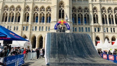Jump-Show vor dem Rathaus, © Wiener Alpen Jump-Show vor dem Rathaus, © Wiener Alpen