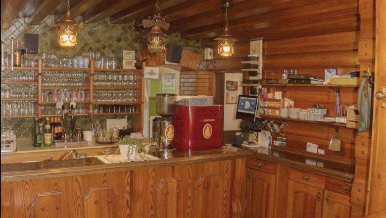 Gasthof Maurer - Schankbereich, © Bettina Gnadlinger Rustikaler Schankbereich mit Holzmöbeln und Gläsern.