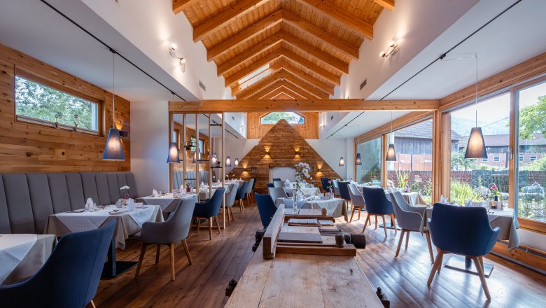 Naturhotel Molzbachhof, © Niederösterreich Werbung / Maximilian Pawlikowsky Innenansicht eines modernen Restaurants mit Holzelementen und großen Fenstern.