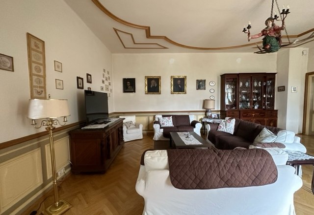 Schloss Gut Ziegersberg, © Schloss Gut Ziegersberg Elegantes Wohnzimmer mit antiken Möbeln, Gemälden an der Wand und einem Kronleuchter.