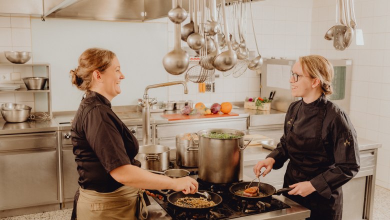 The chefs in the kitchen, © Niederösterreich Werbung/Klaus Engelmayer Two cooks in a professional kitchen working at a stove.