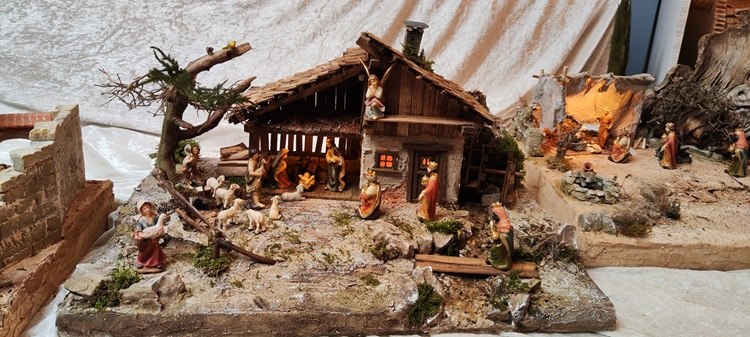 Krippe der Krippenrunde Scheiblingkirchen-Edelsee, © Wiener Alpen Detailreiche Weihnachtskrippe mit Figuren und Tieren in einer ländlichen Szene.