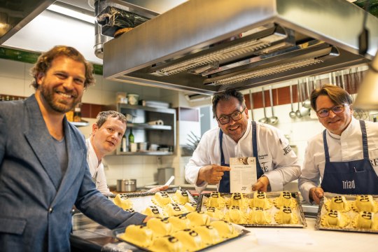 Julian Prégardien mit Haubenkoch-Team rund um Uwe Machreich, © Wiener Alpen/Martin Fülöp Julian Prégardien mit Haubenkoch-Team rund um Uwe Machreich, © Wiener Alpen/Martin Fülöp